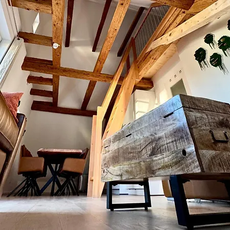 Wood World Luxury - Massage - Bergblick - Tranpolin- Parken Apartment